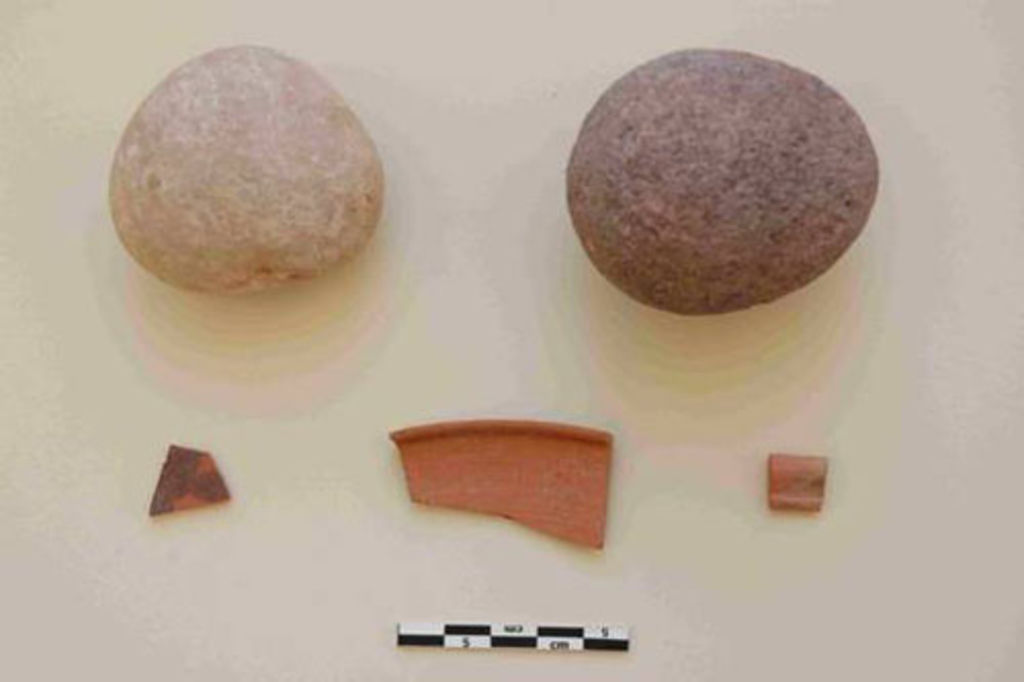 Fig. 6: Nabataean pottery and possible stone bullets from room 3 (photo: S. G. Schmid)