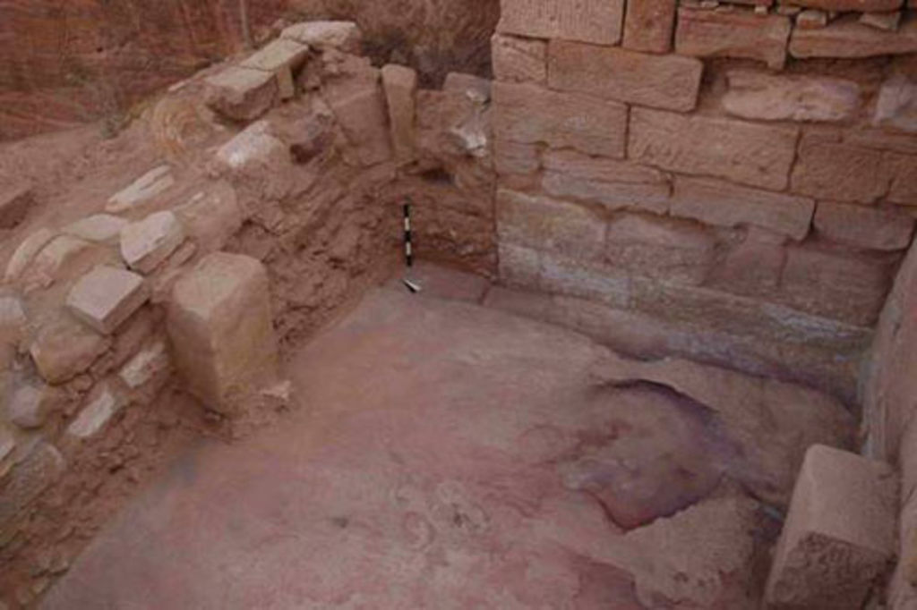 Fig. 11: Wadi Farasa East, lower terrace; room 9 with Nabataean (right) and Medieval (left) walls (photo: S. G. Schmid)