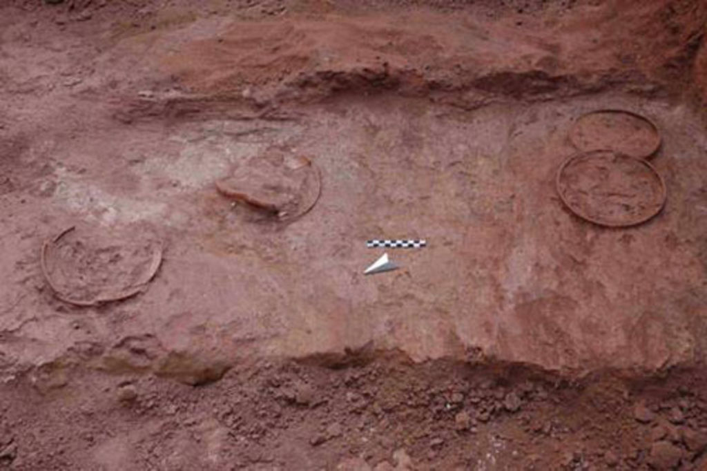 Fig. 15: Bottom of cistern with Nabataean pottery in situ (photo: S. G. Schmid)