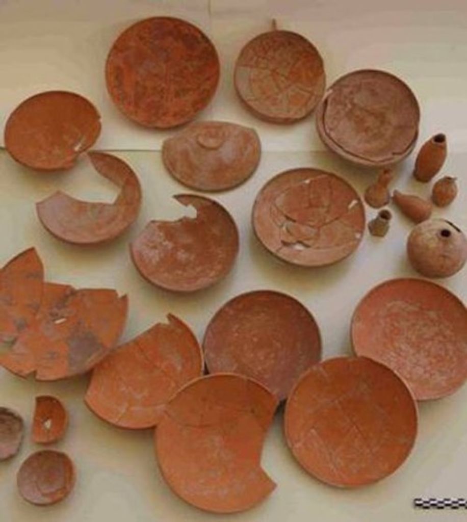 Fig. 16: Nabataean pottery from bottom of cistern (photo: S. G. Schmid)