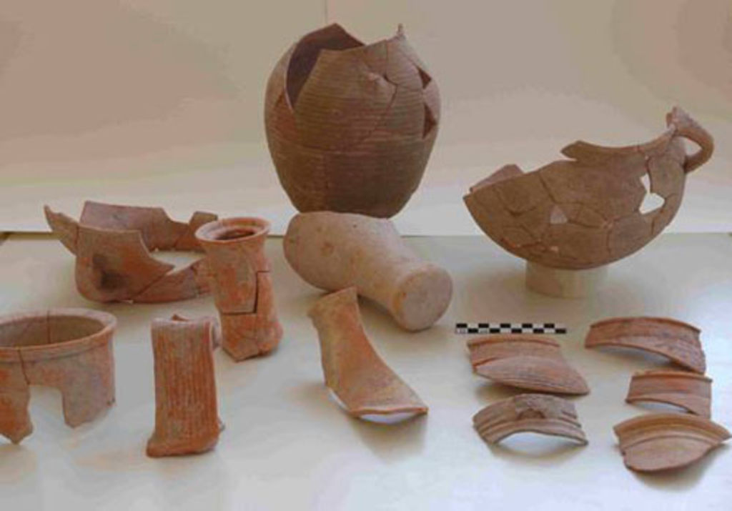 Fig. 18: Coarse ware pottery from bottom of cistern (photo: S. G. Schmid)