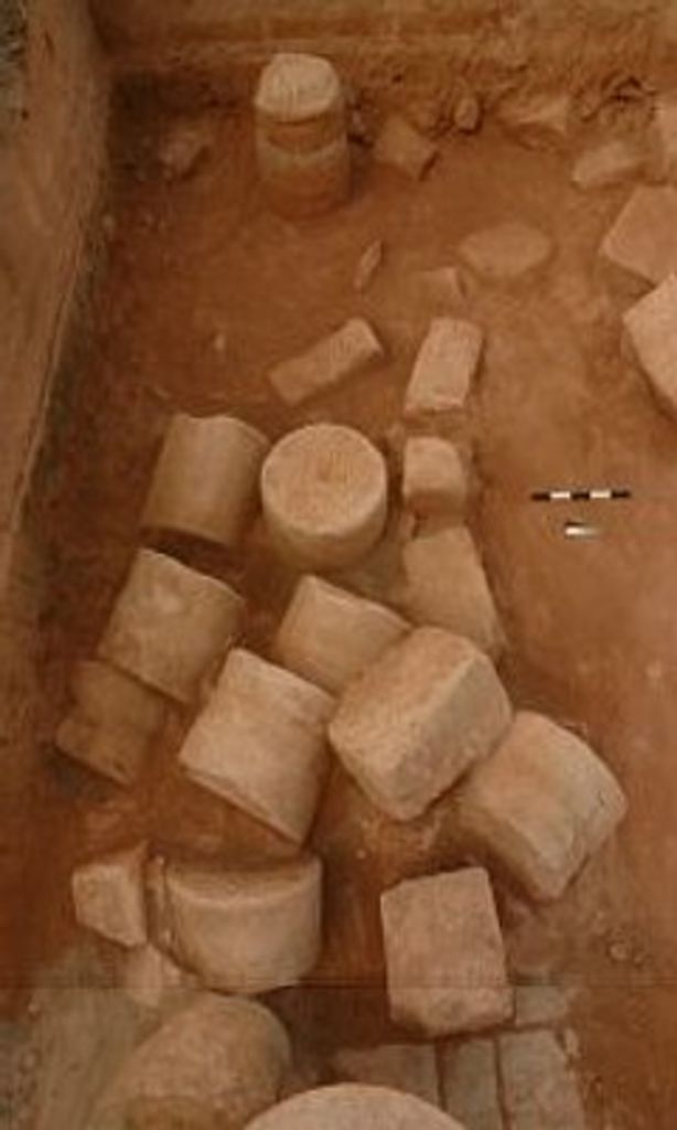 Fig. 6: Wadi Farasa East, Northern Portico adjacent to room 2 during excavation, with fallen column (photo: S. G. Schmid)