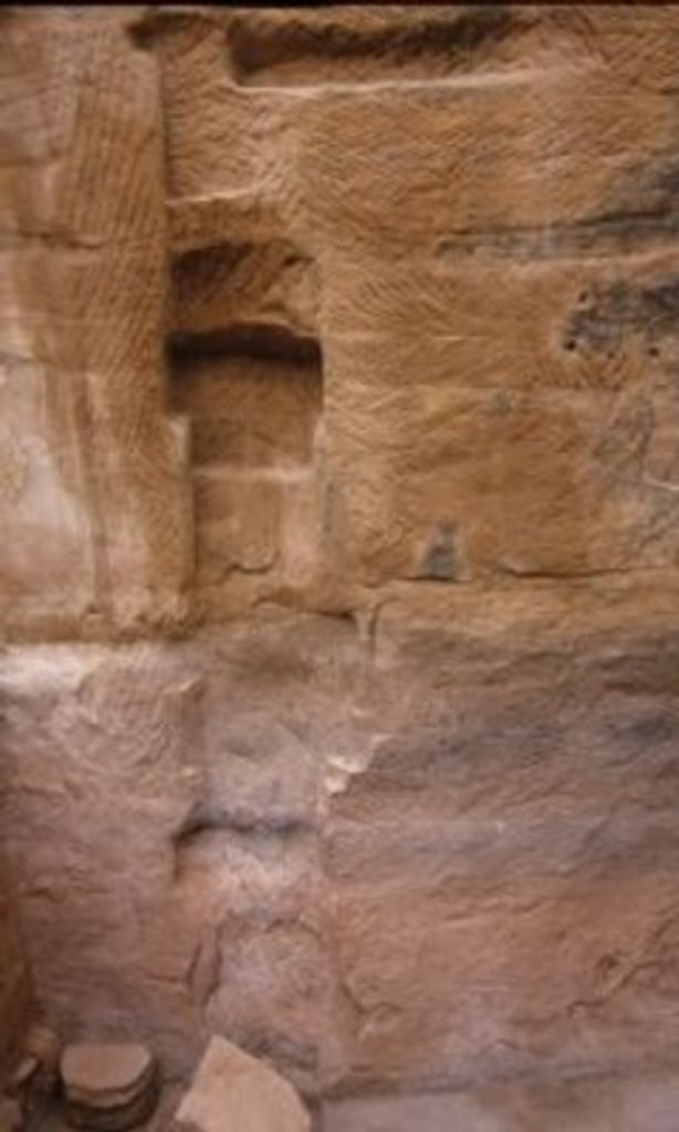 Fig. 7: Wadi Farasa East, rock carvings for half column, beginning of arch and roof drums of northern portico (photo: S. G. Schmid)