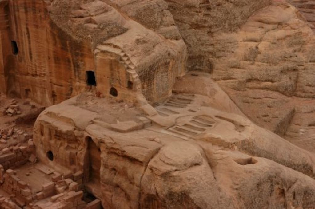 Fig. 8: Wadi Farasa East, rocky outcrop in W corner of the Soldier Tomb’s complex with small graveyard (photo: S. G. Schmid)