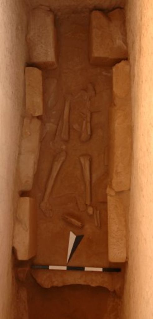 Fig. 12: Tomb 2 with remains of second burial (photo: S. G. Schmid)