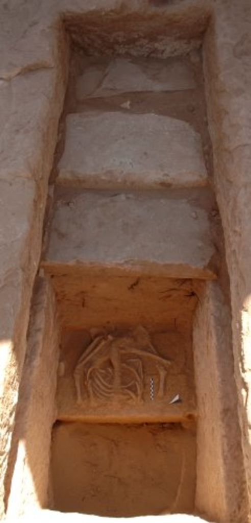 Fig. 13: Tomb 10 with remains of last burial (photo: S. G. Schmid)