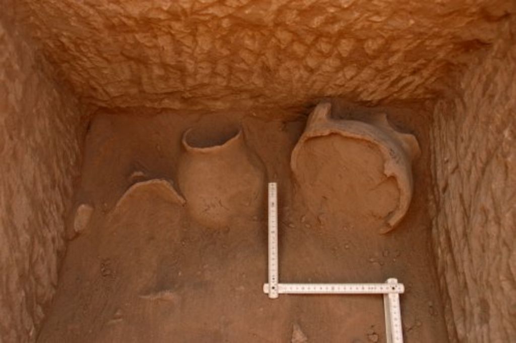 Fig. 16: Tomb 7 with Medieval pottery (photo: S. G. Schmid)