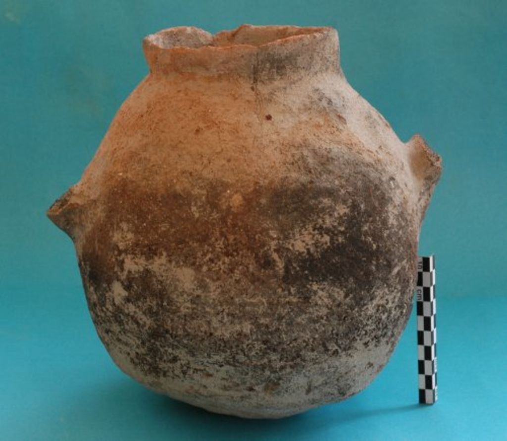 Fig. 17: Tomb 7, Medieval pot (photo: S. G. Schmid)