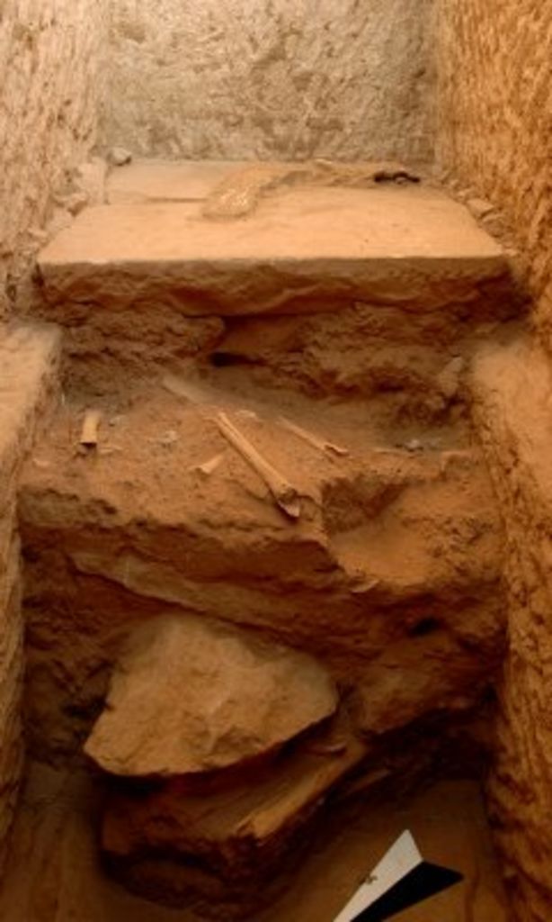 Fig. 19: Tomb 9 with sequence of different burials (photo: S. G. Schmid)