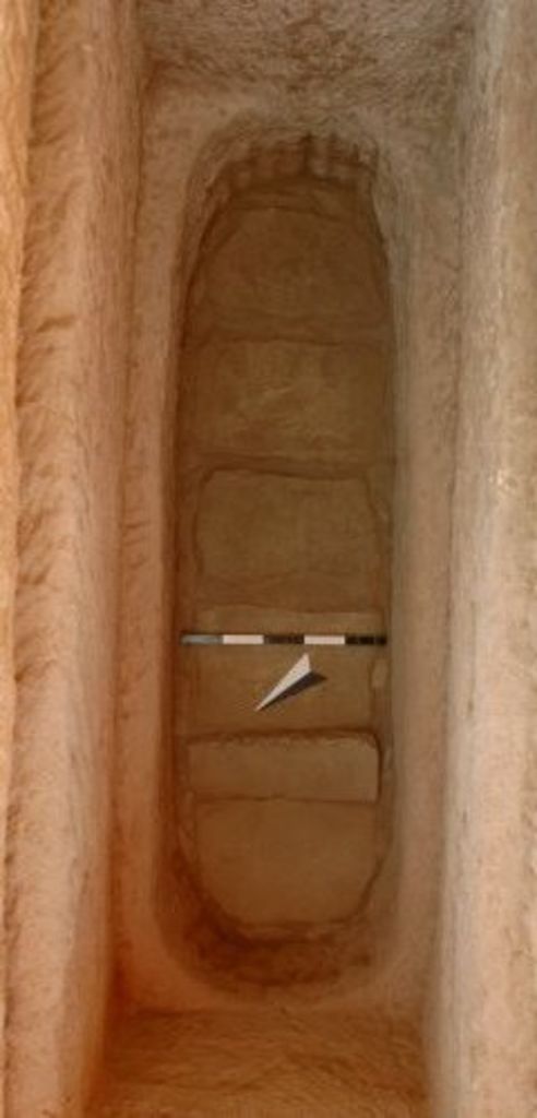 Fig. 20: Tomb 9 with covering slabs (photo: S. G. Schmid)