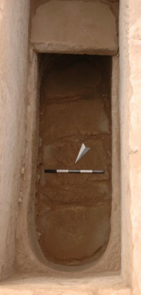 Fig. 23: Tomb 5 with covering slabs of first burial (photo: S. G. Schmid)