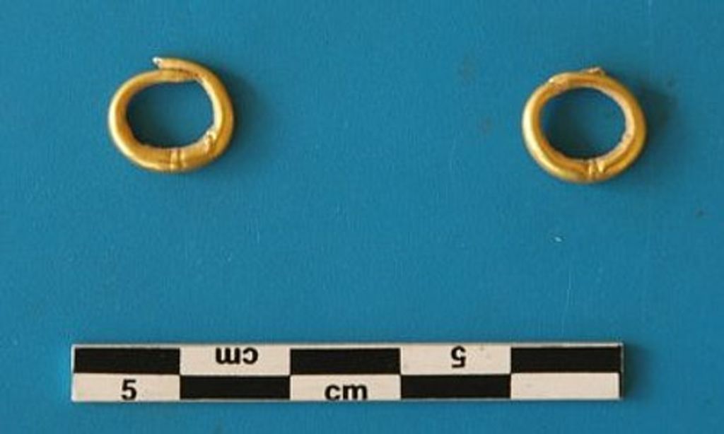 Fig. 26: Tomb 3, golden earrings from lowest burial (photo: S. G. Schmid)