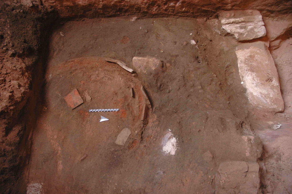 Fig. 7: Wadi Farasa East, rock cut room underneath rocky outcrop in NE corner of the Soldier Tomb’s complex with taboun (photo: S. G. Schmid)