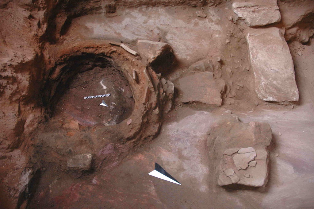 Fig. 8: Wadi Farasa East, rock cut room underneath rocky outcrop in NE corner of the Soldier Tomb’s complex with taboun (photo: S. G. Schmid)