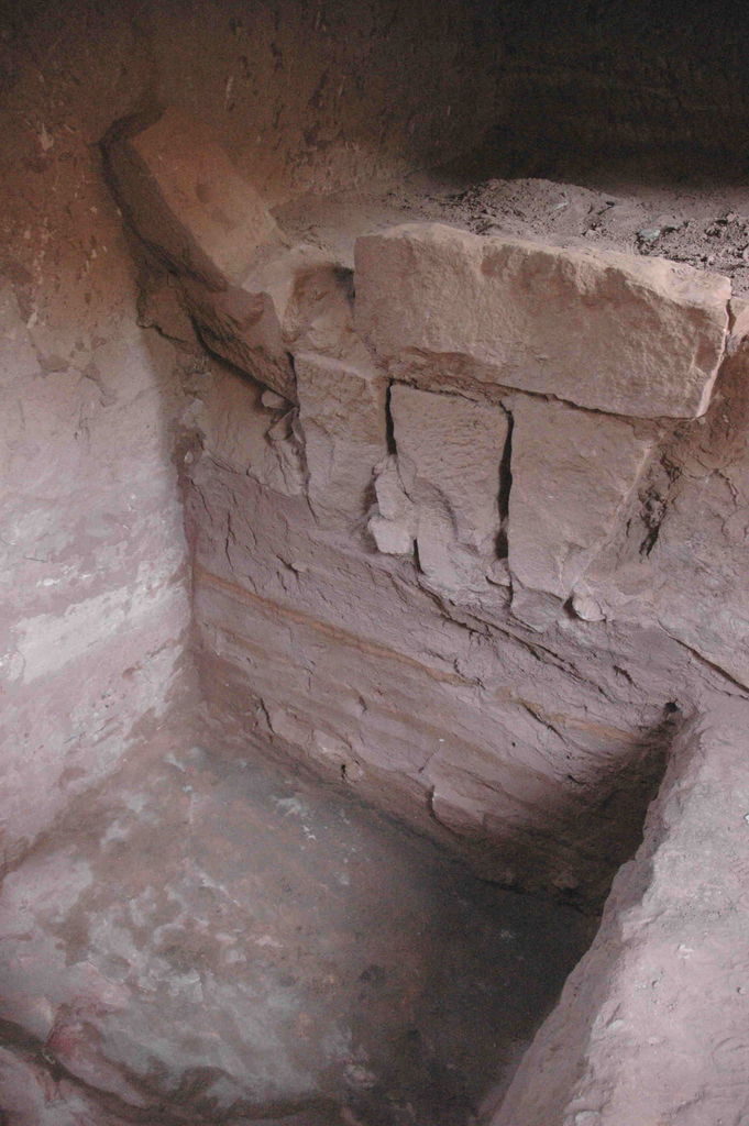 Fig. 9: Wadi Farasa East, Medieval wall inside rock cut room underneath rocky outcrop in NE corner of the Soldier Tomb’s complex (photo: S. G. Schmid)