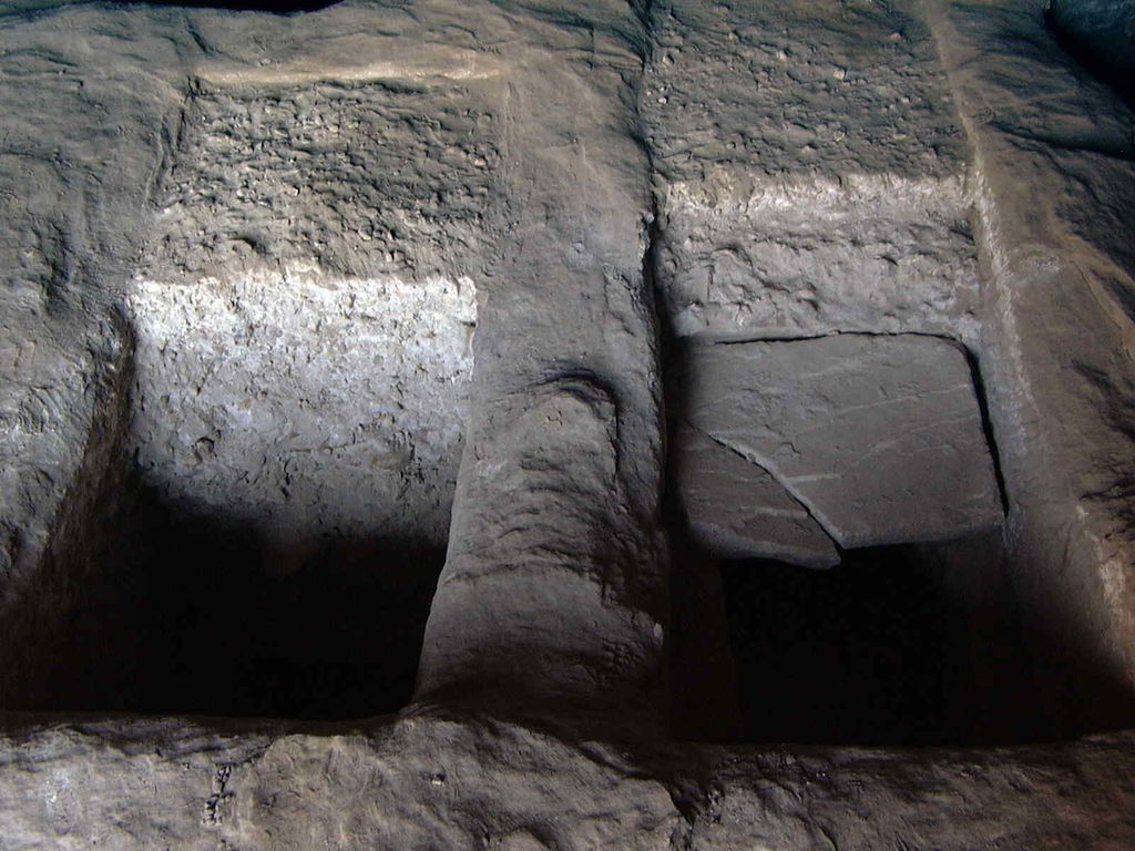 Fig. 23: Wadi Farasa East, Renaissance Tomb, grave 4 (right) and grave 8 (left) (photo: S. G. Schmid)