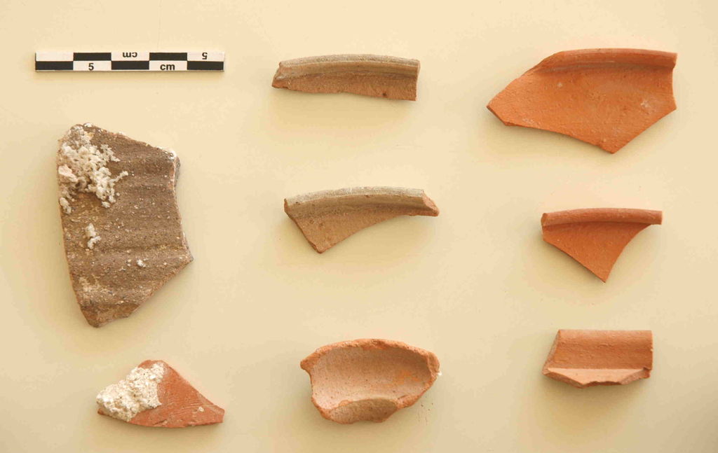 Fig. 27: Wadi Farasa East, Renaissance Tomb, plain and coarse ware from sealing of grave 8 (photo: S. G. Schmid)