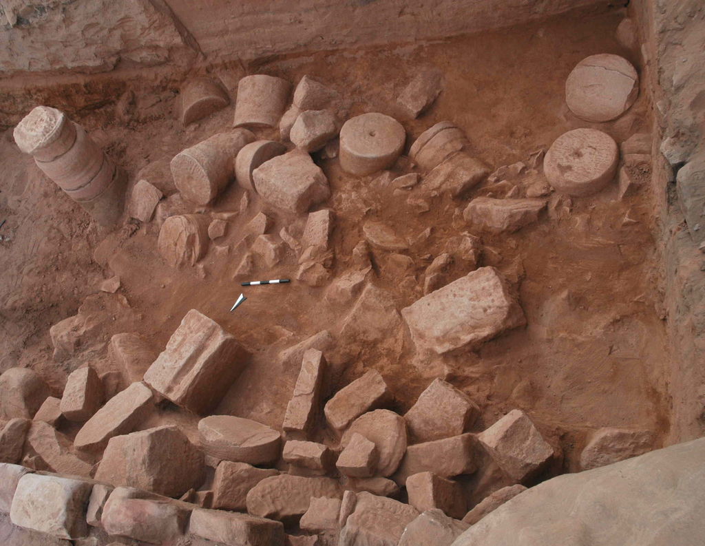 Fig. 3: Wadi Farasa East, sounding within northern portico with collapsed columns (photo: S. G. Schmid)