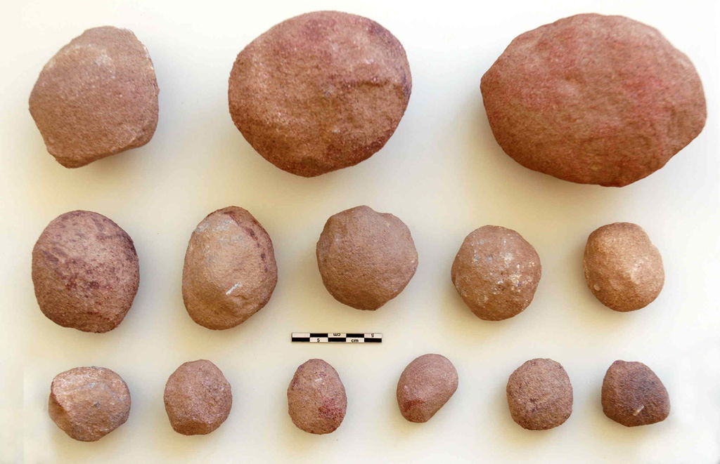 Fig. 12: Wadi Farasa East, rounded stones, maybe ballistae from Medieval context (photo: S. G. Schmid)