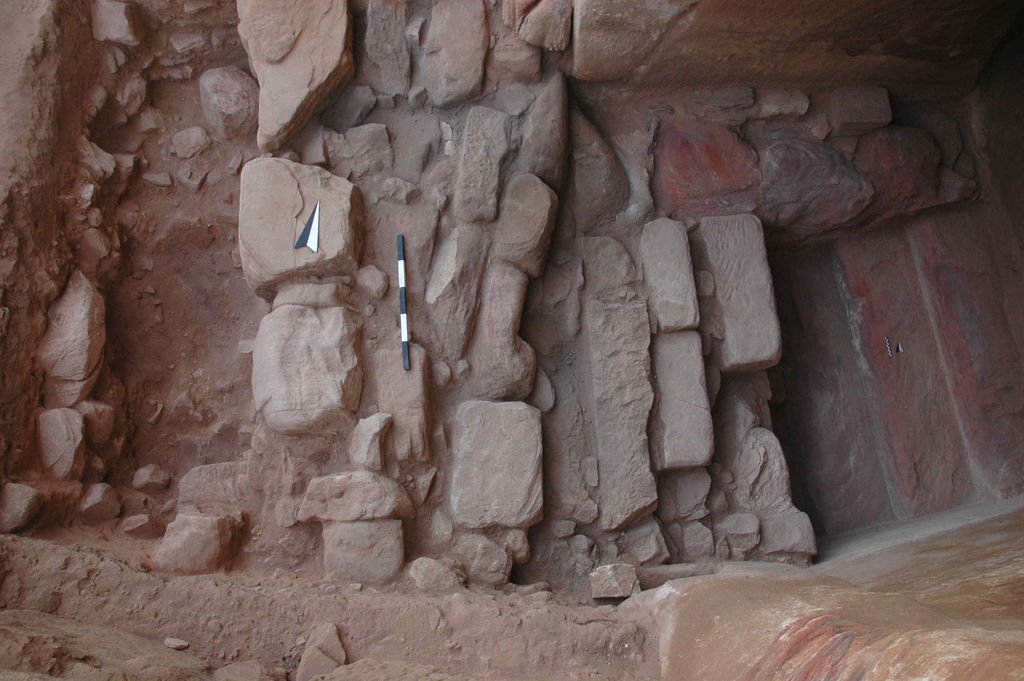 Fig. 13: Wadi Farasa East, small sounding in southern doorway of big triclinium (photo: S. G. Schmid)