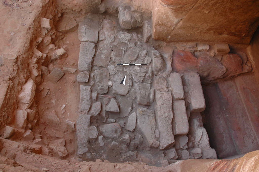 Fig. 14: Wadi Farasa East, small sounding in southern doorway of big triclinium (photo: S. G. Schmid)