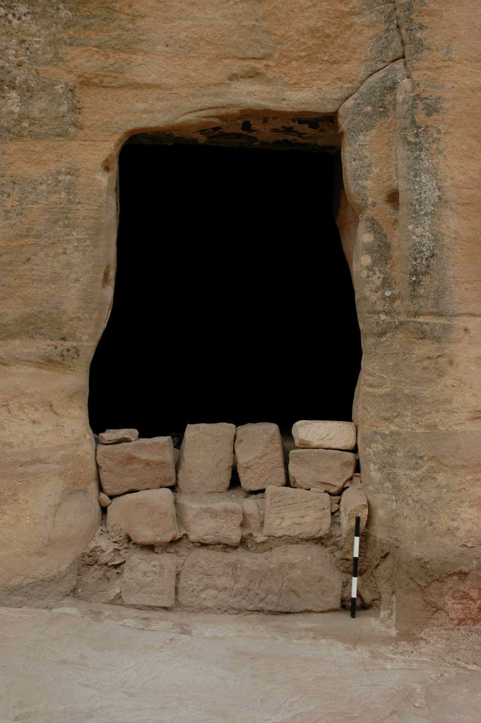 Fig. 16: Wadi Farasa East, entrance to rock-cut triclinium in SW-corner of the complex (photo: S. G. Schmid)