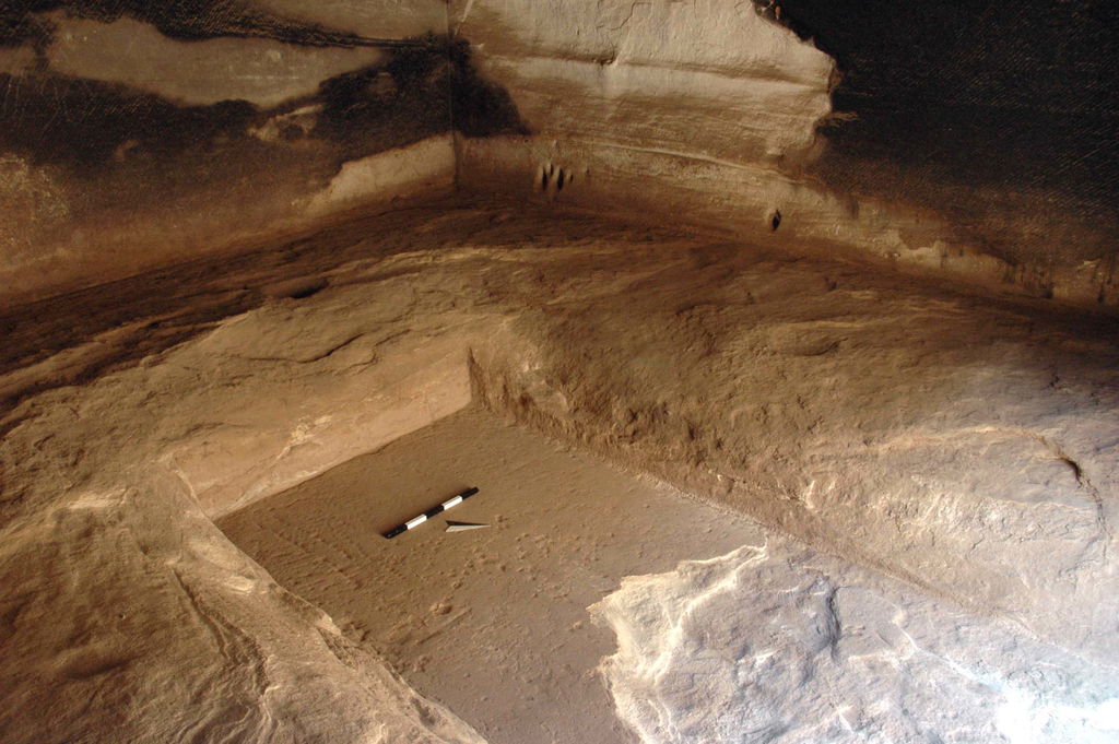 Fig. 17: Wadi Farasa East, rock-cut triclinium in SW-corner of the complex after cleaning (photo: S. G. Schmid)