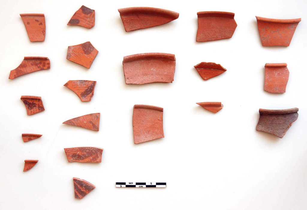 Fig. 21: Wadi Farasa East, fragments of painted fine ware pottery from outside the rock-cut triclinium in SW-corner of the complex (photo: S. G. Schmid)