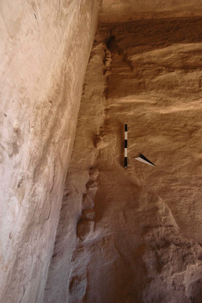 Fig. 22: Wadi Farasa East, rock-cut triclinium in SW-corner of the complex after cleaning, detail (photo: S. G. Schmid)