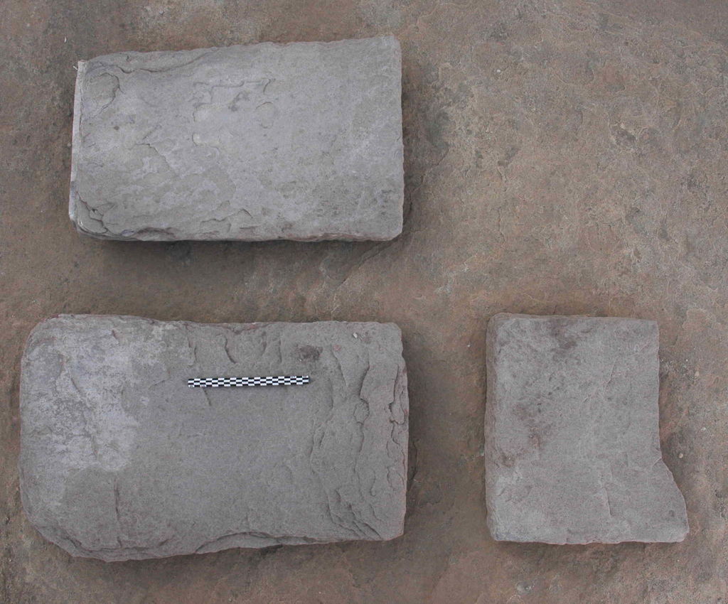 Fig. 23: Wadi Farasa East, fragmented floor slabs from space in front of rock-cut triclinium in SW-corner of the complex (photo: S. G. Schmid)