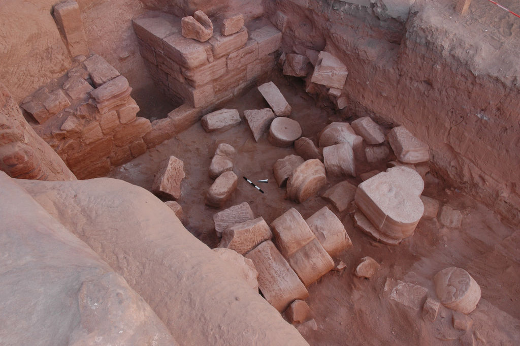 Fig. 2: Angle of N- and E-porticoes with architectural remains (photo: S. G. Schmid)