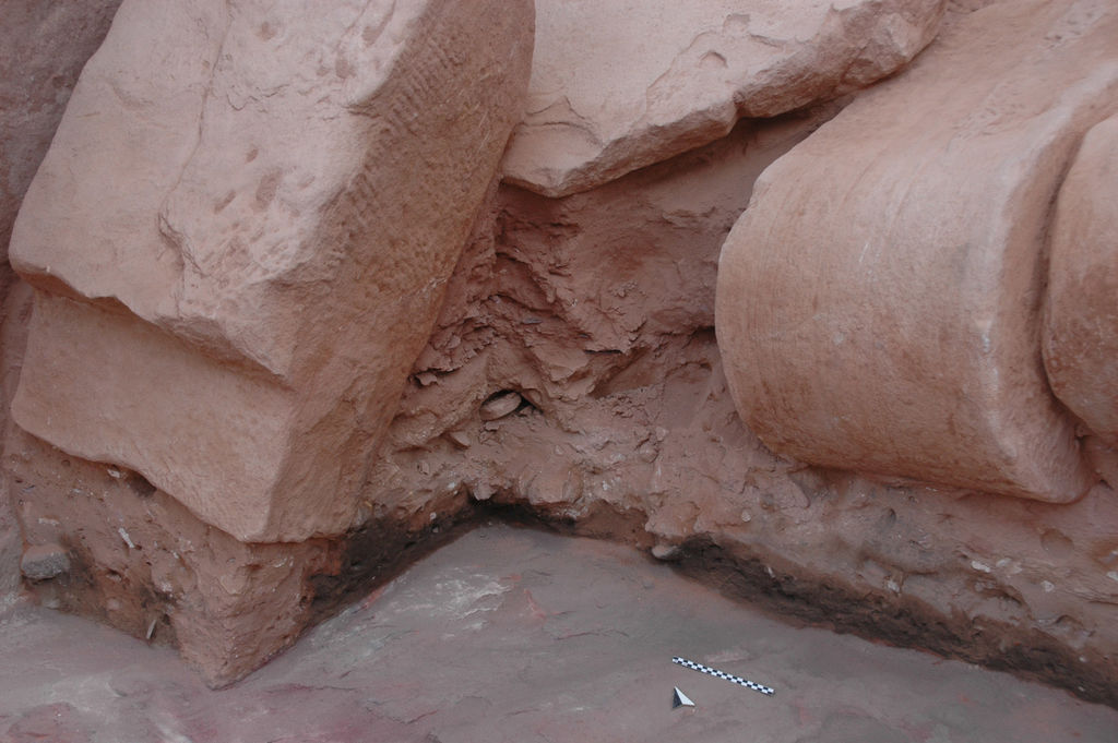 Fig. 6: Bedrock, ashy layer and architectural remains in N-portico (photo: S. G. Schmid)