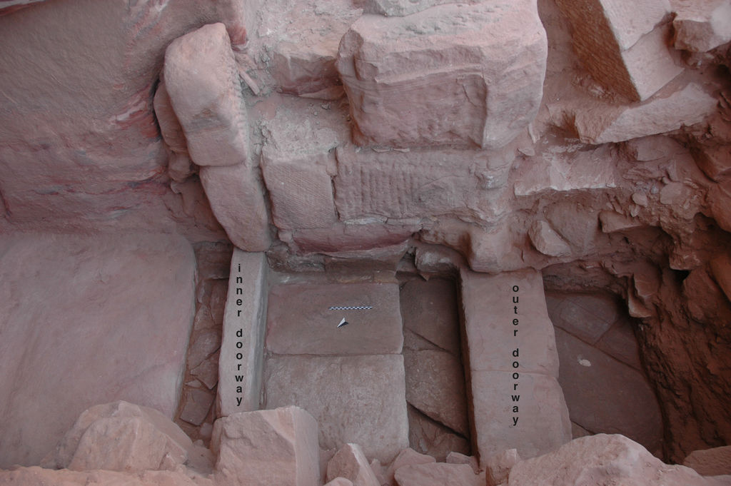 Fig. 11: Inner and outer doorway to huge triclinium with floorslabs (photo: S. G. Schmid)