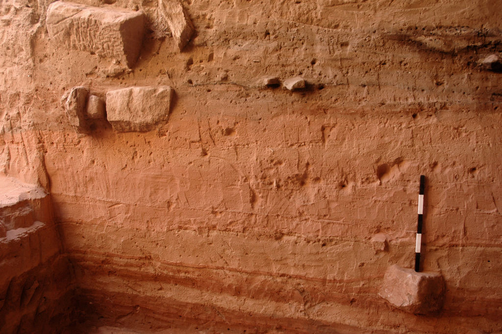 Fig. 15: Stratigraphic sequence in the rock cut room (photo: S. G. Schmid)