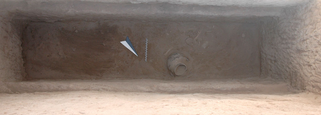 Fig. 22: Pit grave 15 with Medieval pottery (photo: S. G. Schmid)