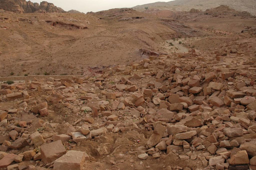 Fig. 14: Central part of structure 2 from S, overlooking Wadi Mattaha (photo: S. G. Schmid)