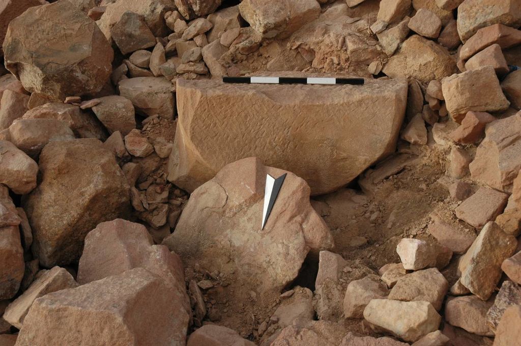 Fig. 15: Huge Nabataean capital and other architectural members from structure 2 (photo: S. G. Schmid)