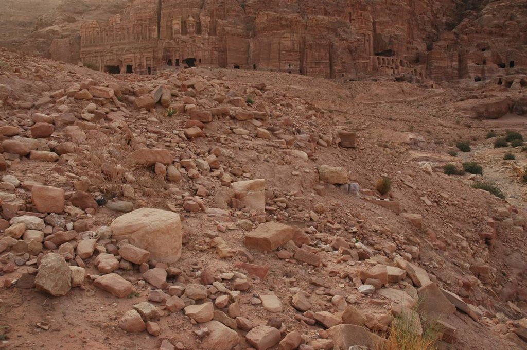 Fig. 18: Lower part of structure 3 with column drums probably in situ (photo: S. G. Schmid)