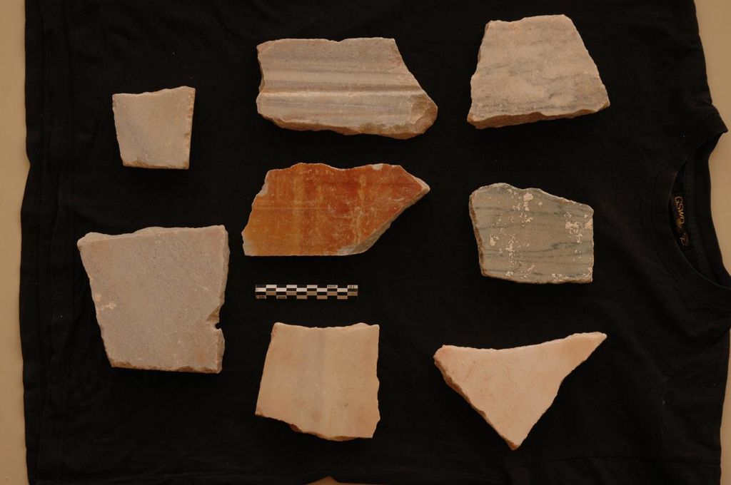 Fig. 19: Different types of marble slabs from structure 3 (photo: S. G. Schmid)