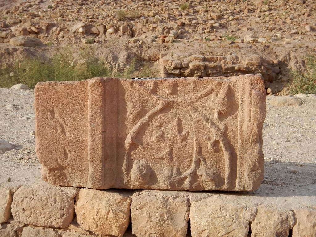 Fig. 8: Door-jamb with pilaster and wine scroll decoration found in the bed of Wadi Mousa (photo: S. G. Schmid)