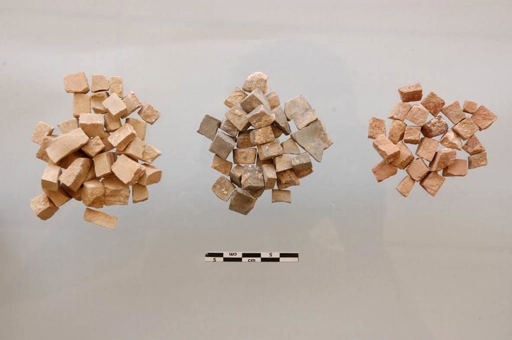 Fig. 17: Structure 2, tesserae of white, gray/black and red (from left) colour (photo: S. G. Schmid)