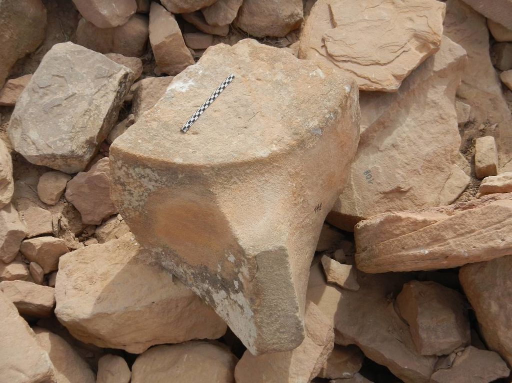 Fig. 18: Huge Nabataean capital from Structure 2 (photo: S. G. Schmid)