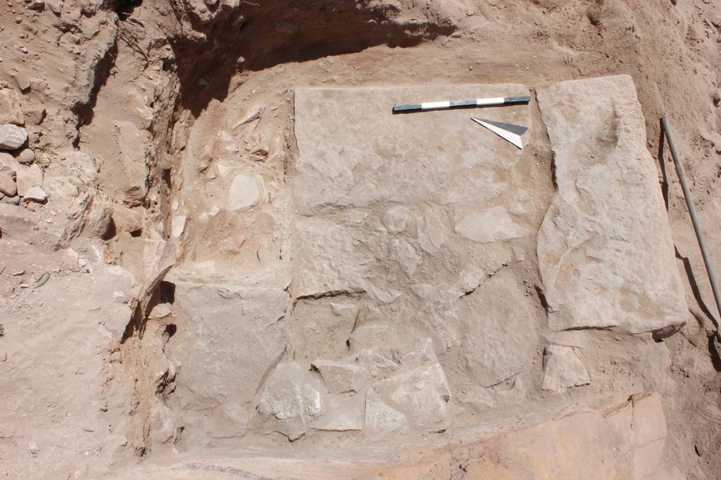 Fig. 10: The inner wall of Structure 9 featuring a decorative basin in upper left (photo: M. Dehner)