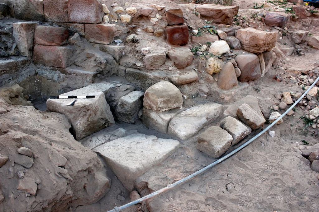 Fig. 11: The inner wall of Structure 9 featuring a decorative basin in upper left (photo: M. Dehner)