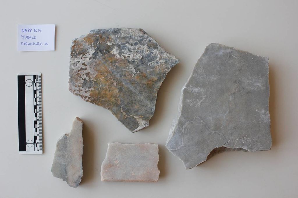 Fig. 12: Decorative marble fragments from Structure 9 (photo: M. Dehner)