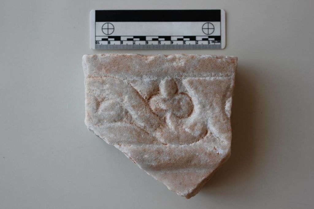 Fig. 14: Decorated marble fragment from Structure 9 (photo: M. Dehner)