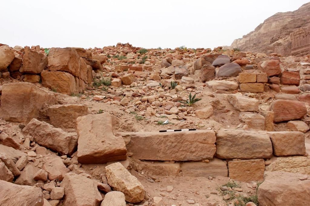 Fig. 18: Structure 10. The monumental stairway. View from S (photo: M. Dehner)