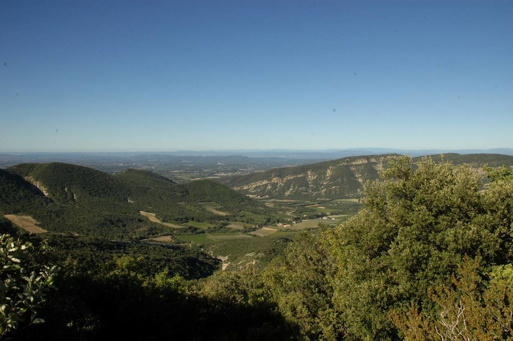 Fig. 6: Vue depuis le Rocher des Aures vers l’ouest en direction de la Vallée du Rhône et des Cévennes (photo: S. G. Schmid)