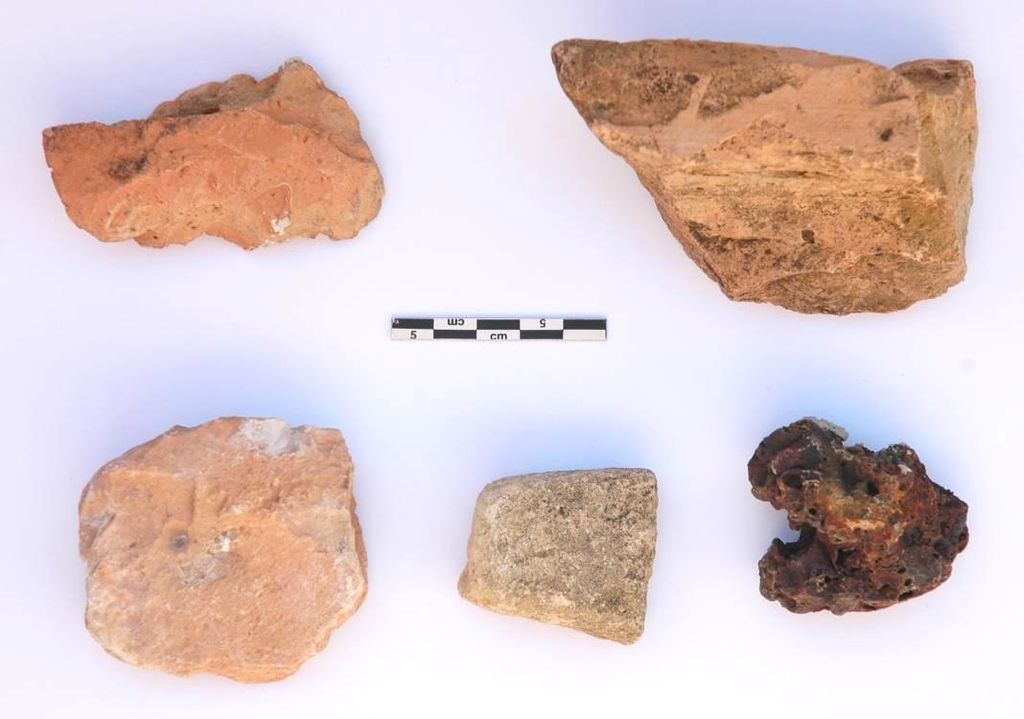 Fig. 15: Fragments de tuiles et d’une scorie du secteur du mur (photo: S. G. Schmid)