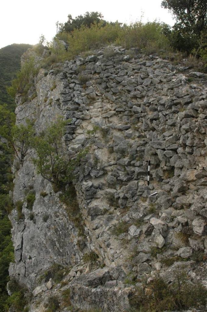 Fig. 17: Haut mur de nivellement sur l’arête nord du plateau sommital (photo: S. G. Schmid)